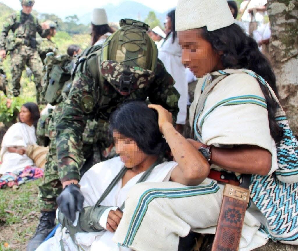 Ejército evacuó de la Sierra Nevada a indígenas arhuacos heridos en medio del fuego cruzado entre el Clan del Golfo y las Autodefensas Conquistadores de la Sierra.