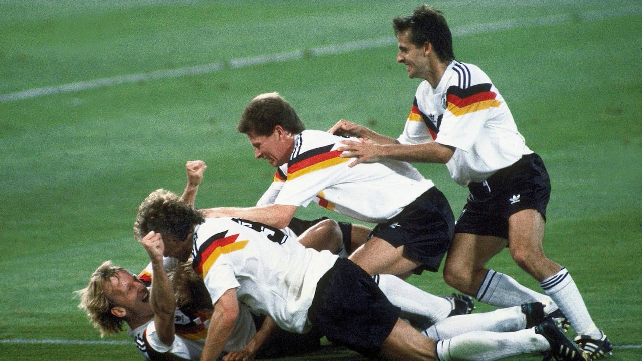 ARCHIVO - Los jugadores de Alemania celebran el gol de Andreas Brehme, izquierda en el piso, para derrotar a Argentina en la final de la Copa Mundial, el 8 de julio de 1990, en Roma.(AP Foto/Carlo Fumagalli)
