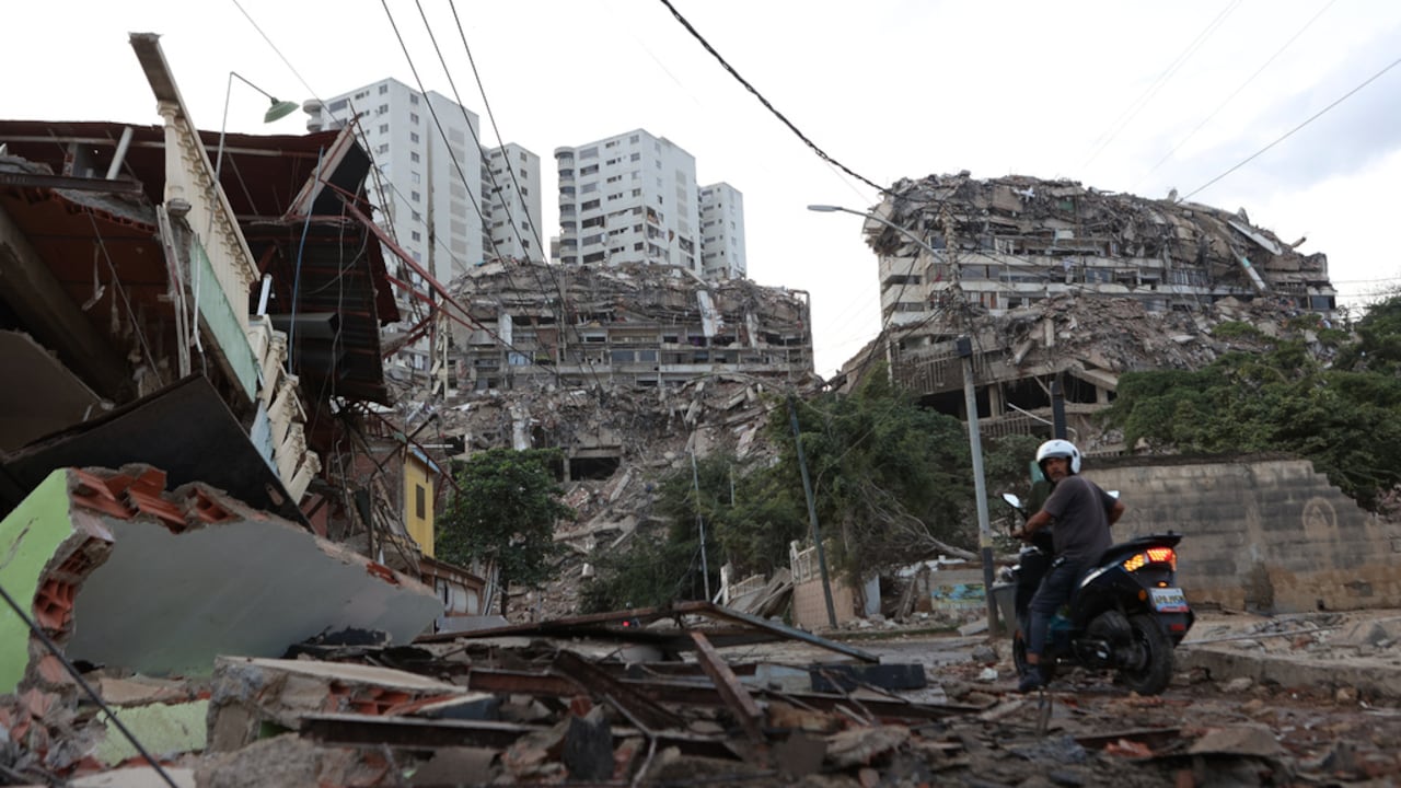 Los terremotos destruyeron cientos de edificios y dejaron a miles de personas atrapadas entre los escombros.