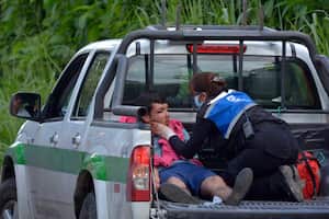 A wounded inmate is transported on a truck to an ambulance after a riot, outside the Bella Vista prison in Santo Domingo de los Tsachilas, Ecuador, on May 9, 2022. - At least two inmates were killed and five wounded in a riot at a prison in central Ecuador, Interior Minister Patricio Carrillo informed on Monday. (Photo by Juan Carlos PEREZ / AFP)