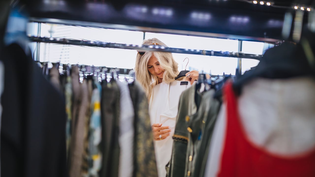 De esta manera puede darle un nuevo uso a su ropa vieja