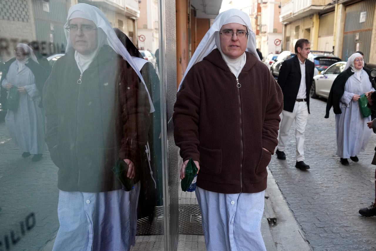 Dos monjas a las que se les acusa de vender obras religiosas