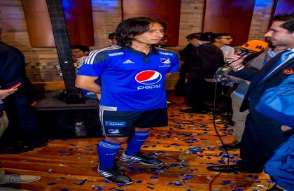 Rafael Robayo con el nuevo uniforme de Millonarios.  Foto: Carlos Bernate/SEMANA 
