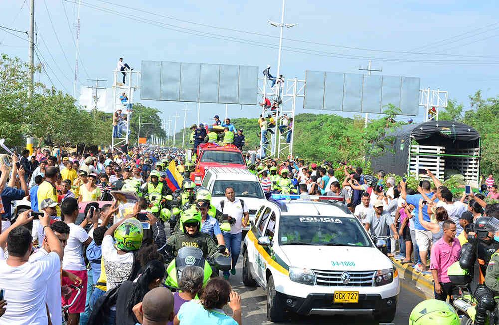  En los parlantes de los vehículos retumbaban las canciones del cantante de 26 años. Foto: Joaquín Ramírez - El Pilón