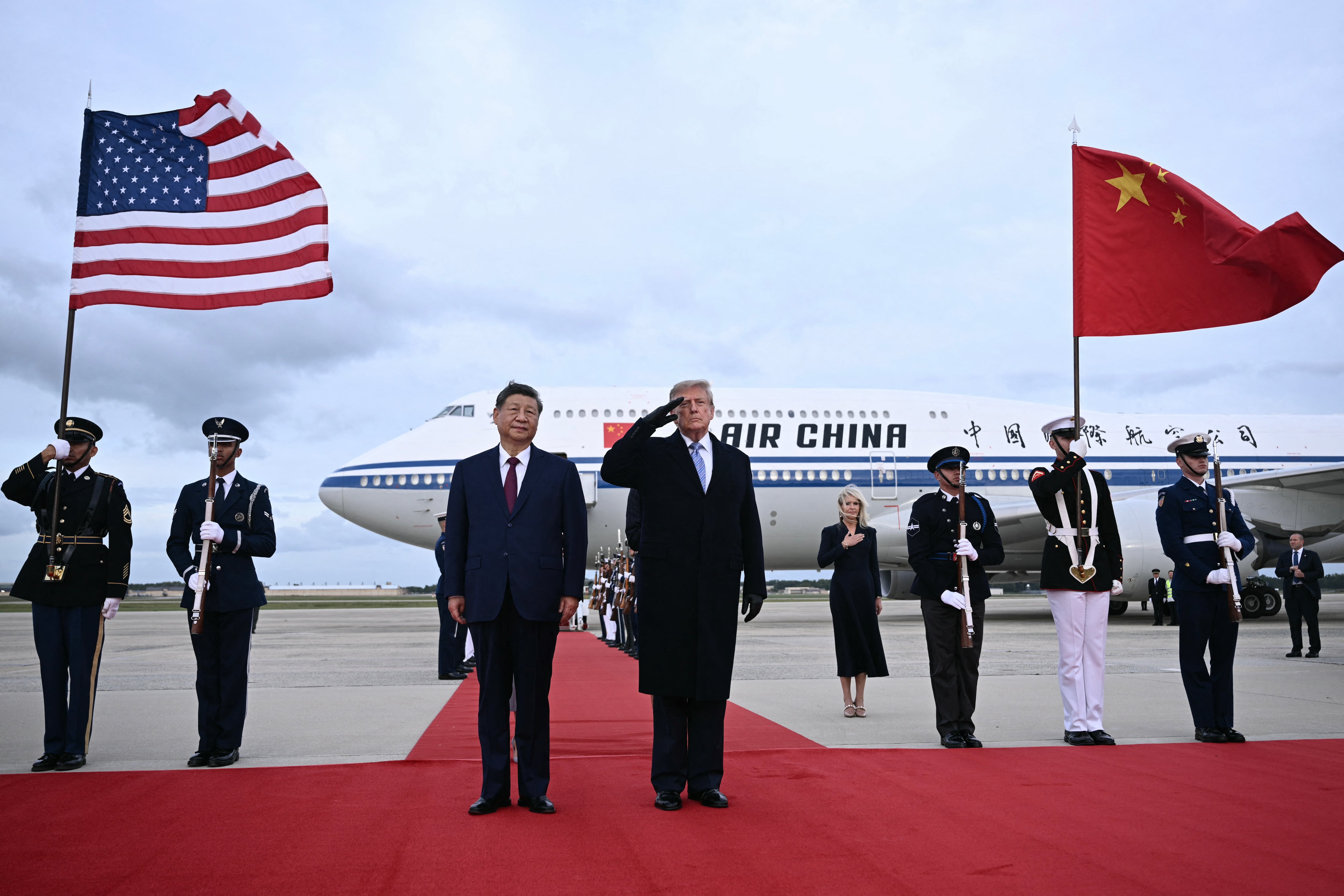 Un impresionante sobrevuelo supersónico sorprende a Xi Jinping y Trump en la base Andrews.