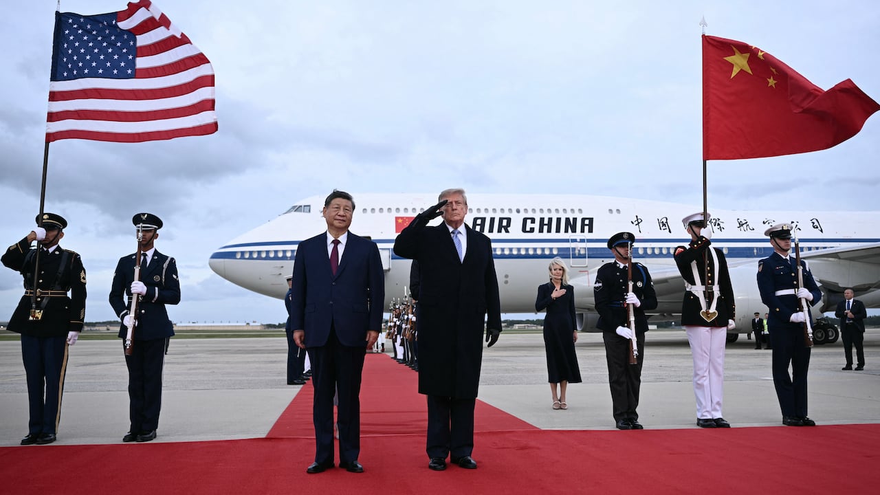 Un impresionante sobrevuelo supersónico sorprende a Xi Jinping y a Donald Trump en la base Andrews.