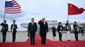 Un impresionante sobrevuelo supersónico sorprende a Xi Jinping y Trump en la base Andrews.
