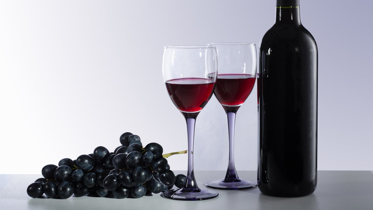 El vino tinto posee diversos beneficios para la salud.