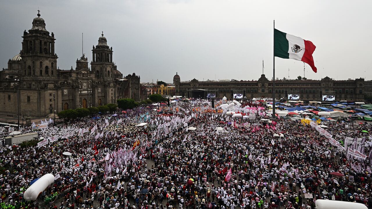 Vista general del mitin de cierre de campaña de la candidata presidencial de México por el partido gobernante Morena, Claudia Sheinbaum, en la plaza Zócalo de la Ciudad de México el 29 de mayo de 2024. (Foto de Pedro Pardo/AFP)
