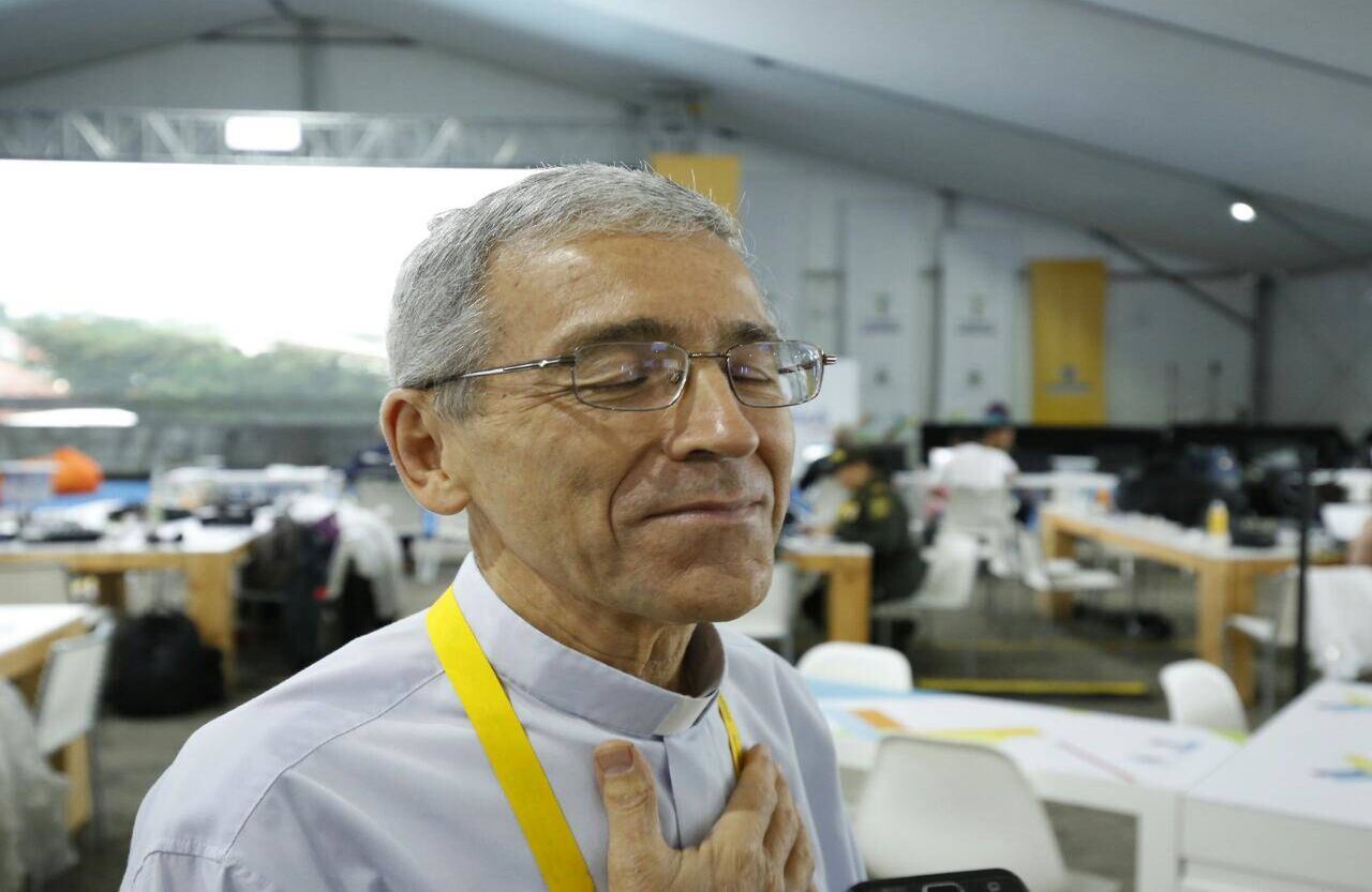 Padre Francisco de Roux en el Aeropuerto Enrique Olaya Herrera. Foto: Guillermo Torres// SEMANA. 