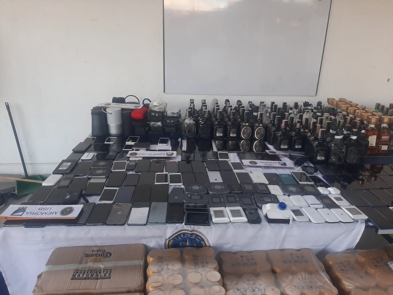 El Inpec adelantó un operativo en la cárcel La Picota en el sur de Bogotá. Los hallazgos parecen sacados de un remate en un Gastrobar.