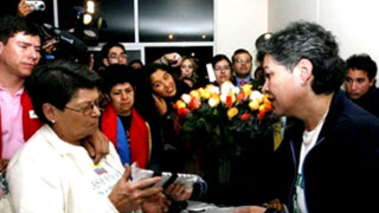 En el salón comunal de la residencia de una de sus hijas, en el norte de Bogotá, Consuelo González de Perdomo le entregó pruebas de supervivencia a ocho familiares de secuestrados. (Foto: AFP)
