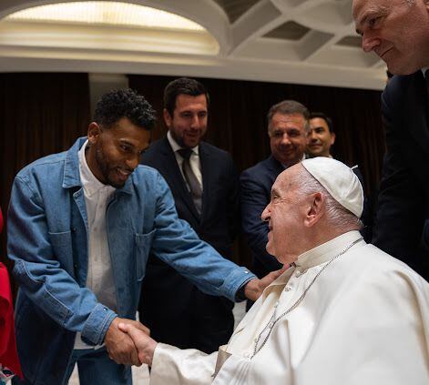 Tostao se presentó y le rapeó al Papa Francisco.