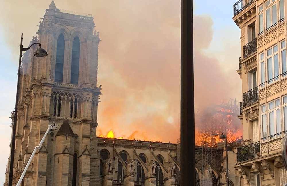 Las primeras imágenes del incendio llegaron a través de visitantes y turistas en las redes sociales. FOTO: Patrick ANIDJAR / AFP