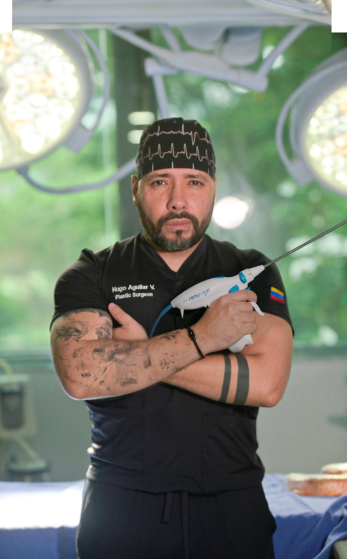 l doctor Hugo Aguilar Villa con la tecnología Runuvion, pionera en la cirugía del país.