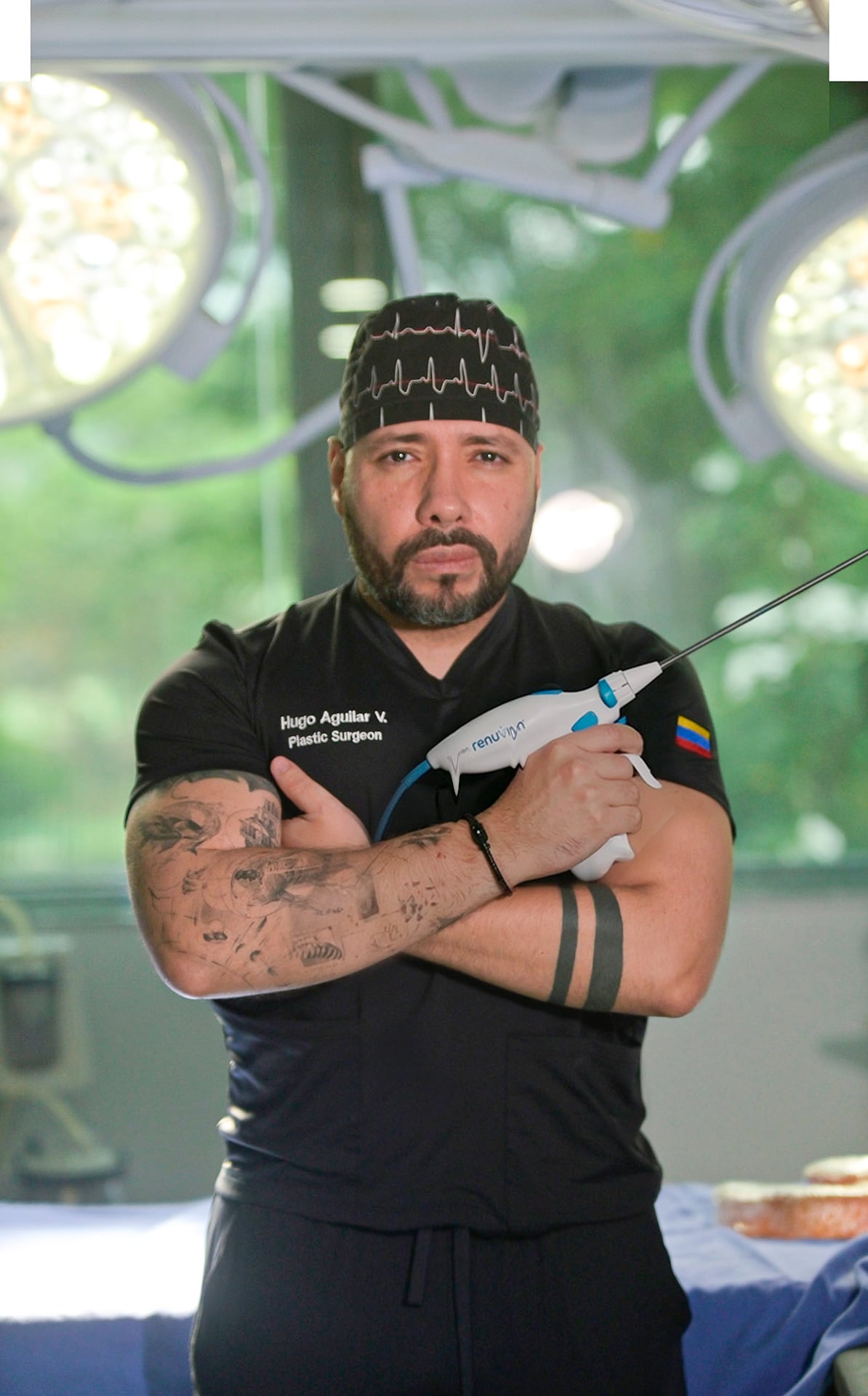 l doctor Hugo Aguilar Villa con la tecnología Runuvion, pionera en la cirugía del país.