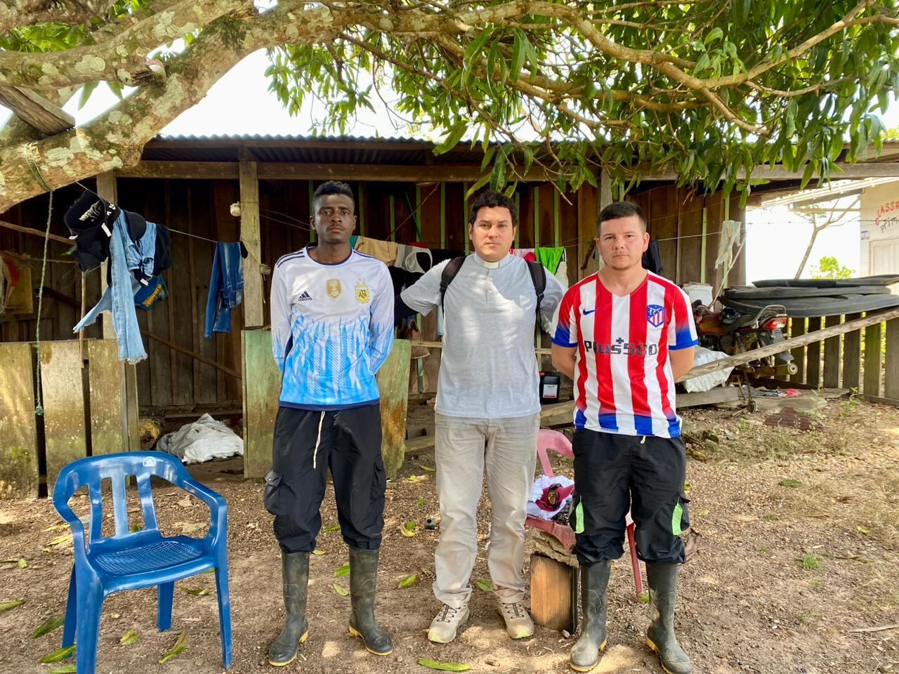 En el medio de la foto el párroco que recibió a los dos soldados, secuestrados por la comunidad en el Meta.