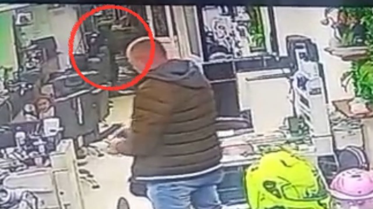 Video muestra cómo el policía que mató a su expareja, en una peluquería de Bogotá, estaba acompañado de otros dos uniformados.