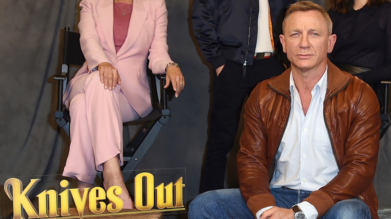 ARCHIVO - Daniel Craig en una sesión fotográfica de "Knives Out" el 15 de noviembre de 2019 en Los Angeles. Netflix dijo el miércoles 31 de marzo de 2021 que llegó a un acuerdo para dos películas subsecuentes de la aclamada cintade misterio de Rian Johnson de 2019 "Knives Out". Johnson dirigirá y Craig retomará el papel del detective Benoit Blanc. (Foto Jordan Strauss/Invision/AP, archivo)