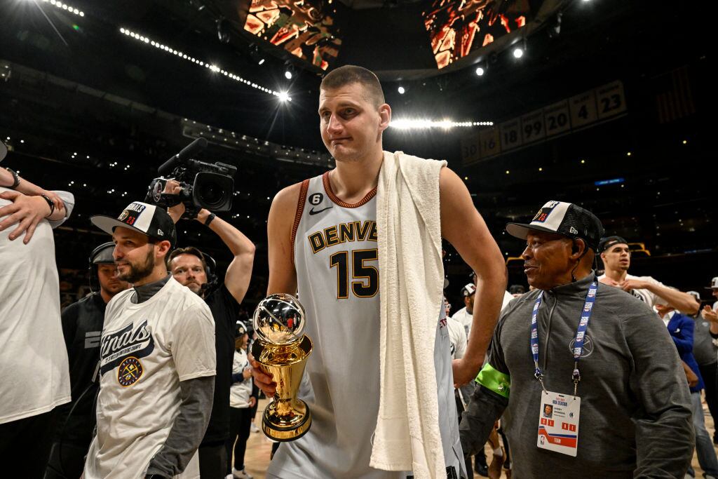 Nikola Jokic con el premio de MVP de las finales de la NBA.