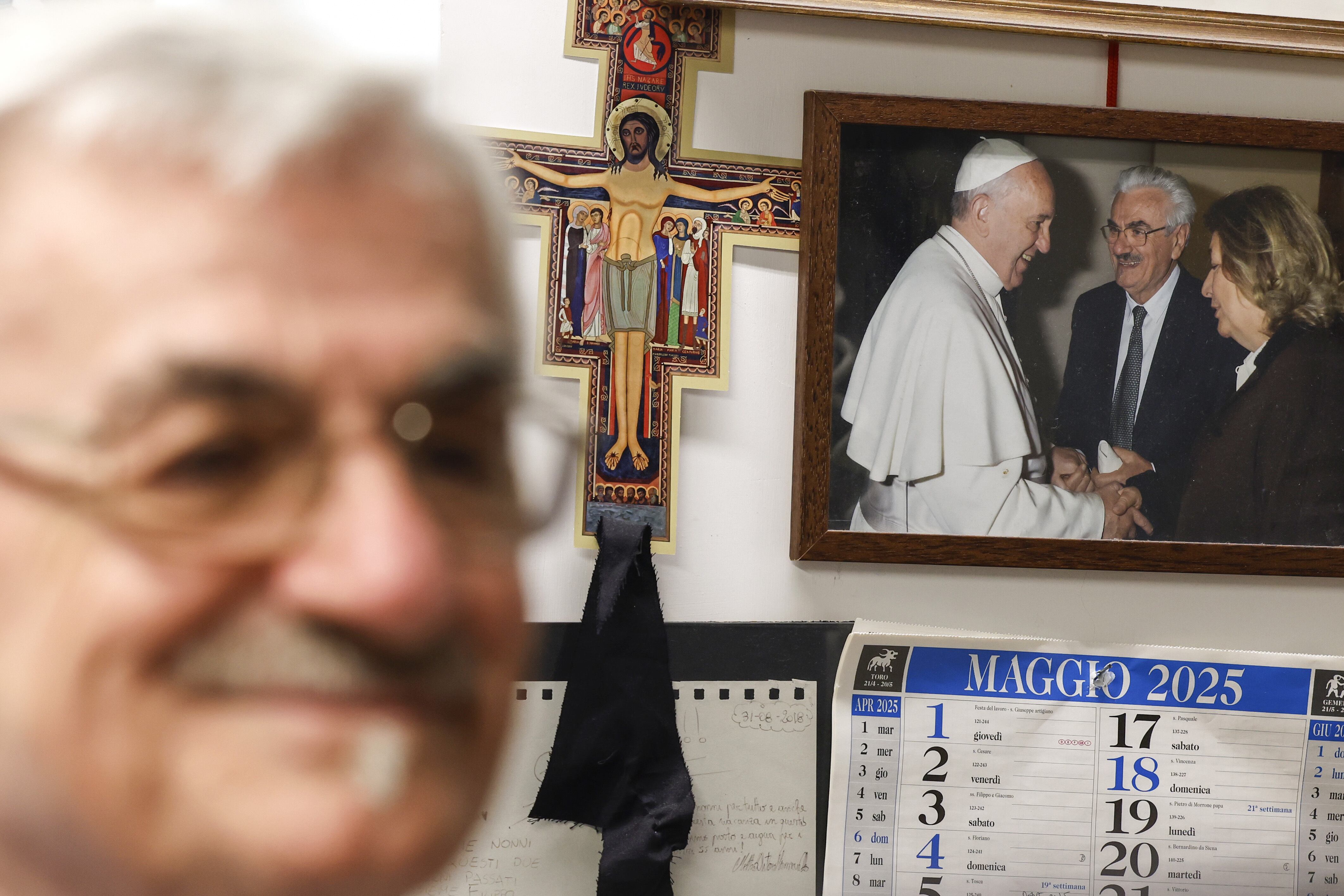 Mancinelli, de 86 años, ha confeccionado personalmente las sotanas de los tres últimos papas: San Juan Pablo II, Benedicto XVI y Francisco, y ahora se prepara para proporcionar la túnica papal al pontífice que será elegido en el próximo Cónclave. (Foto de Riccardo De Luca/Anadolu vía Getty Images)