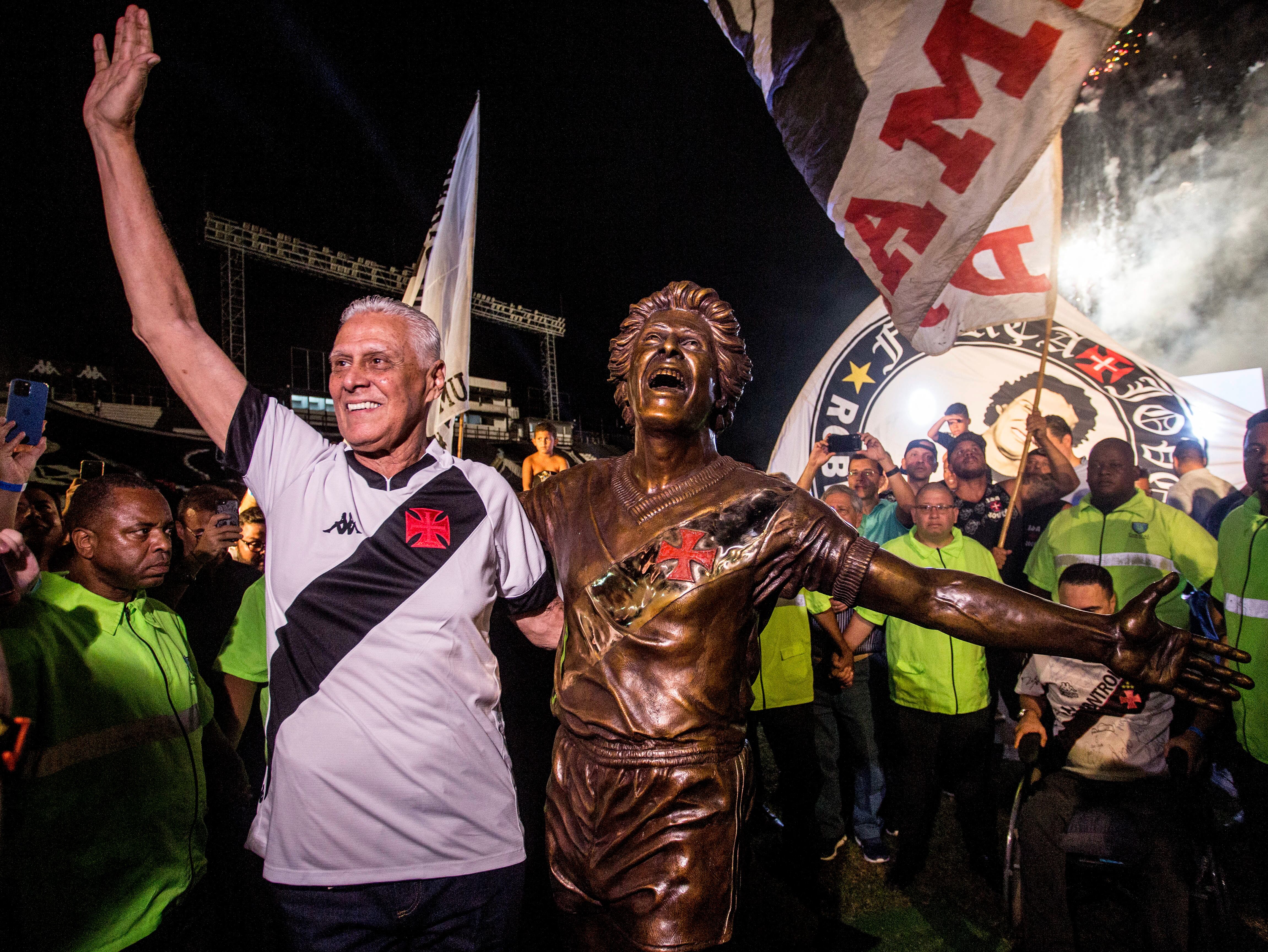 This handout picture released by Brazilian football team Vasco da Gama shows late Brazilian football player Roberto Dinamite reacting during the inauguration of his statue at the Sao January stadium in Rio de Janeiro, Brazil, on April 28, 2022. - Brazilian footballer Roberto Dinamite, top scorer in the history of the Brazilian championship, died on Sunday January 8, 2023 at the age of 68, following bowel cancer, announced the club of Vasco da Gama, in which he was the absolute idol. (Photo by Daniel RAMALHO / Vasco da Gama football team / AFP) / RESTRICTED TO EDITORIAL USE - MANDATORY CREDIT "AFP PHOTO / VASCO DA GAMA / DANIEL RAMALHO" - NO MARKETING NO ADVERTISING CAMPAIGNS - DISTRIBUTED AS A SERVICE TO CLIENTS