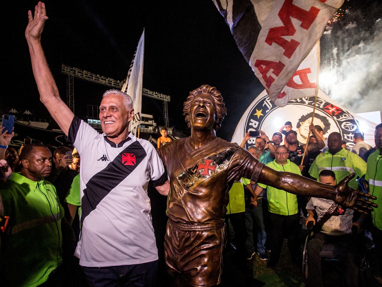 This handout picture released by Brazilian football team Vasco da Gama shows late Brazilian football player Roberto Dinamite reacting during the inauguration of his statue at the Sao January stadium in Rio de Janeiro, Brazil, on April 28, 2022. - Brazilian footballer Roberto Dinamite, top scorer in the history of the Brazilian championship, died on Sunday January 8, 2023 at the age of 68, following bowel cancer, announced the club of Vasco da Gama, in which he was the absolute idol. (Photo by Daniel RAMALHO / Vasco da Gama football team / AFP) / RESTRICTED TO EDITORIAL USE - MANDATORY CREDIT "AFP PHOTO / VASCO DA GAMA / DANIEL RAMALHO" - NO MARKETING NO ADVERTISING CAMPAIGNS - DISTRIBUTED AS A SERVICE TO CLIENTS