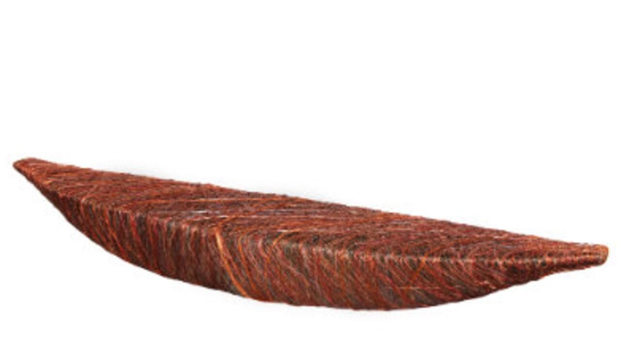 Pescador de colores II. 220 x 35 x 30. Madera, fibras naturales, hilos de cobre, resina natural.