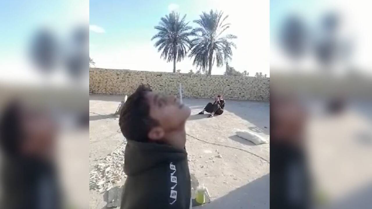 Tras la difusión del video, internautas piden que el padre sea investigado por intento de homicidio.