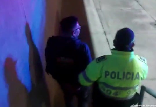 El tatuador cometía los abusos sexuales en hoteles.