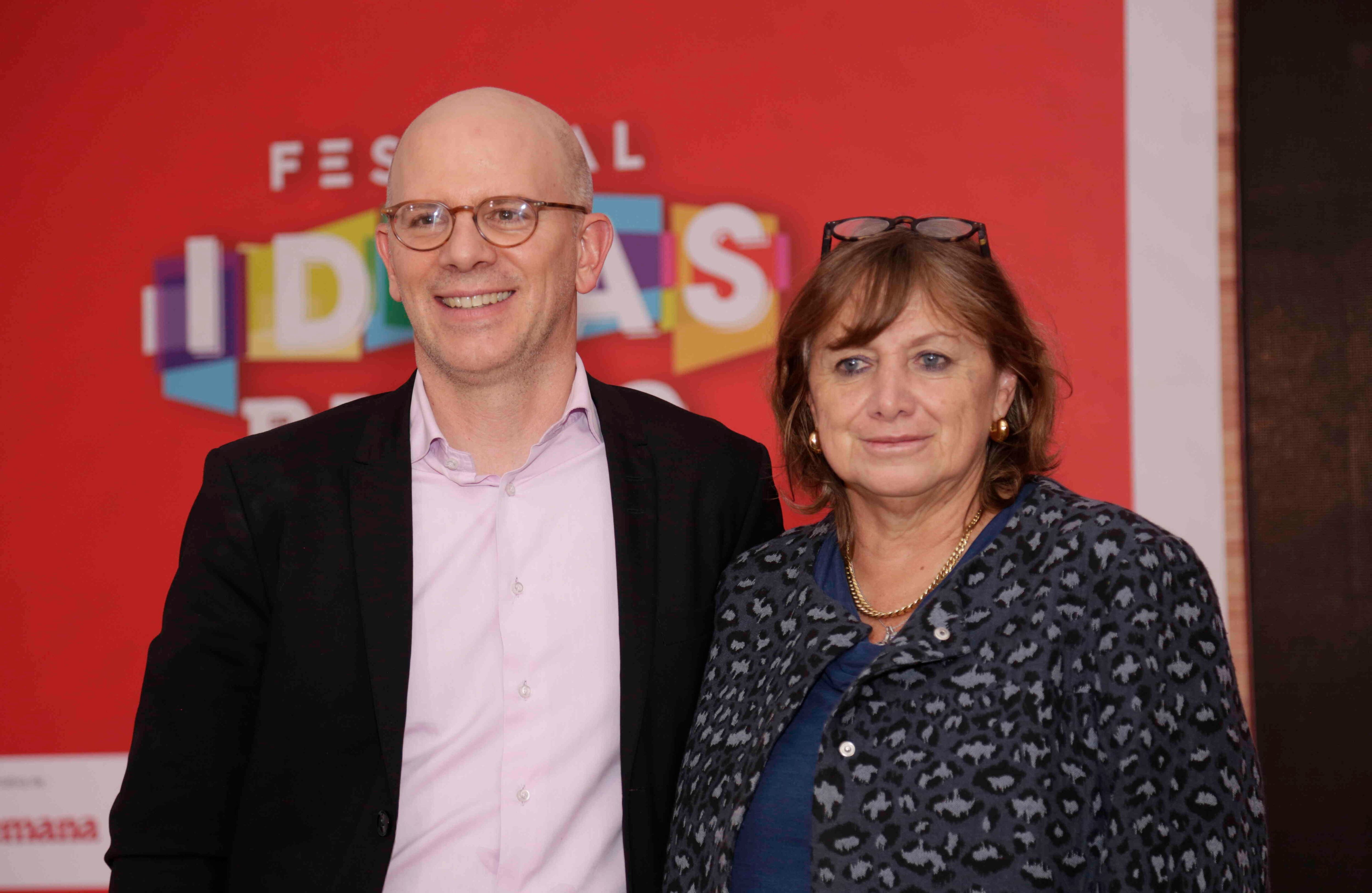 El director de revista SEMANA, Alejandro Santos, y Mónica de Greiff, presidenta de la Cámara de Comercio de Bogotá.