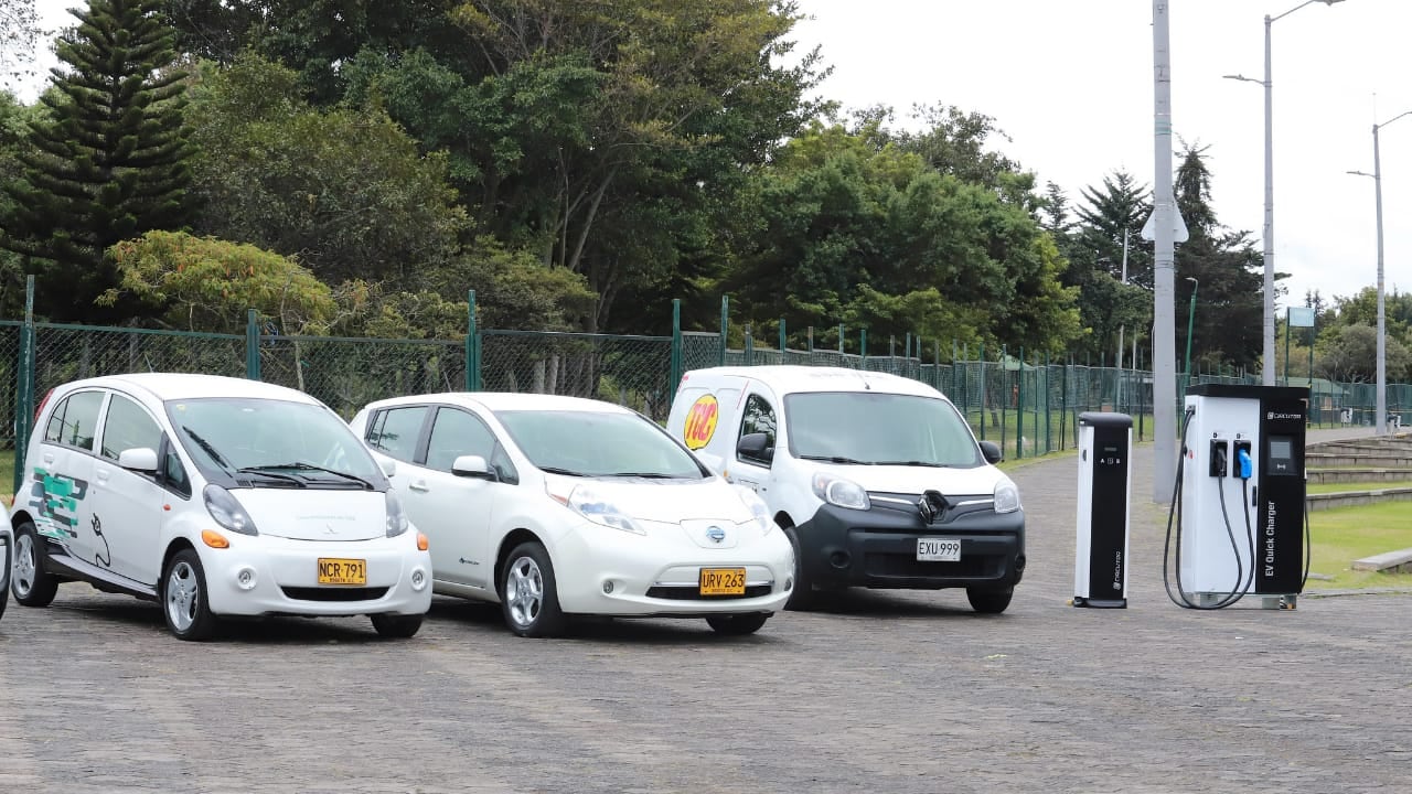 Con el auge de los carros eléctricos, ha aumentado la demanda por electrolineras.