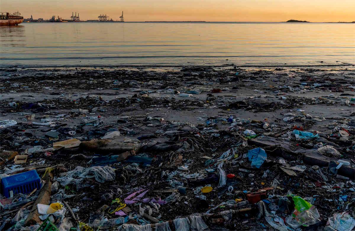 La basura desborda en la playa de Capurro, en la bahía de Montevideo, Uruguay, el lunes 2 de diciembre de 2019. La Conferencia sobre el Cambio Climático de la ONU, que duró dos semanas, comenzó hoy en Madrid con llamados urgentes para avanzar en la acción climática. (Foto: AP / Matilde Campodonico)