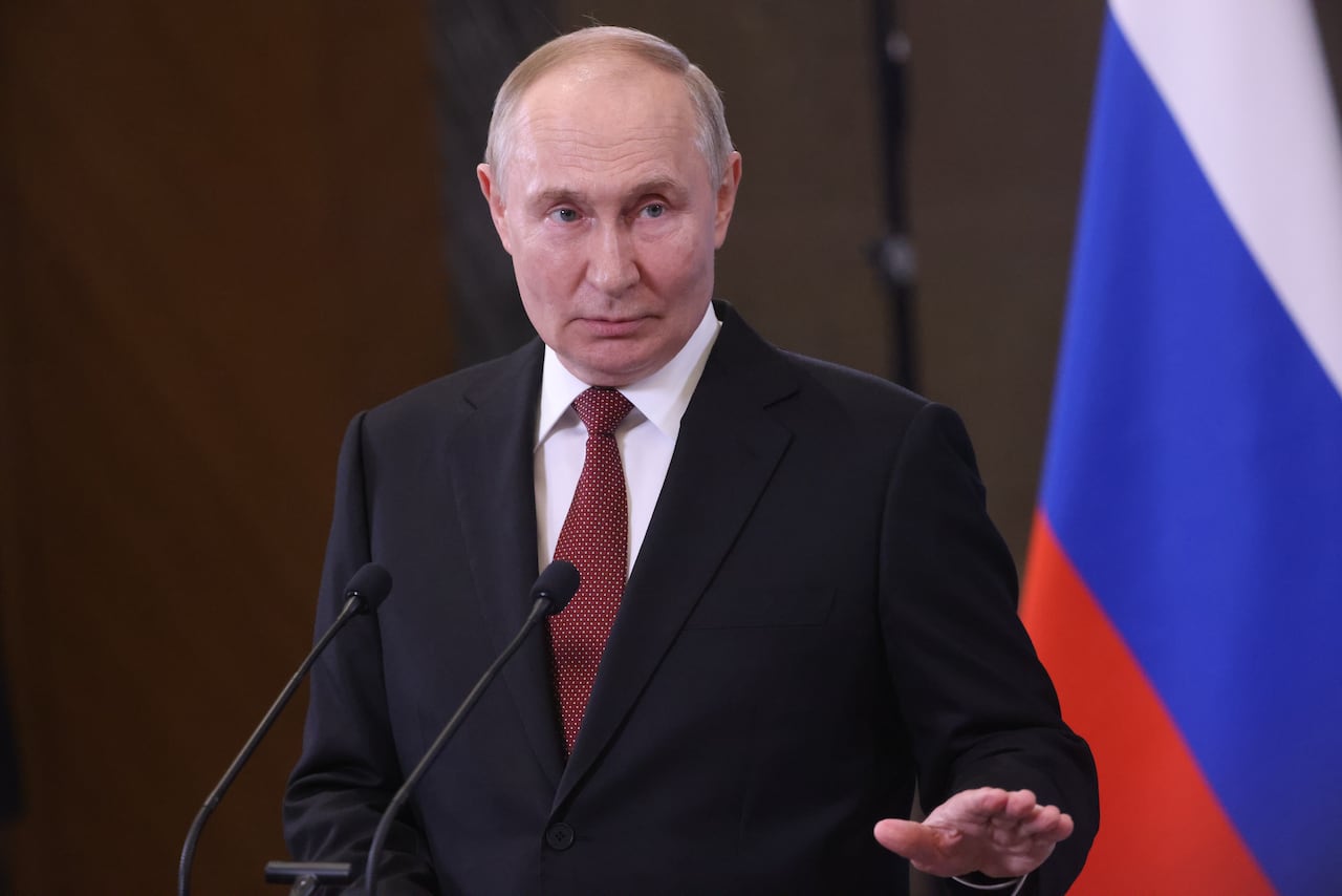 El presidente ruso, Vladímir Putin, hace un gesto durante su conferencia de prensa tras la clausura de la Cumbre de la OCS el 4 de julio de 2024 en Astaná, Kazajistán.