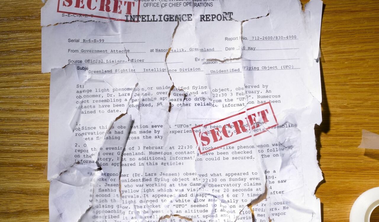 Otra ley, sobre espionaje, prohíbe a los agentes estadounidenses conservar documentos clasificados como confidenciales en lugares no autorizados y no asegurados.