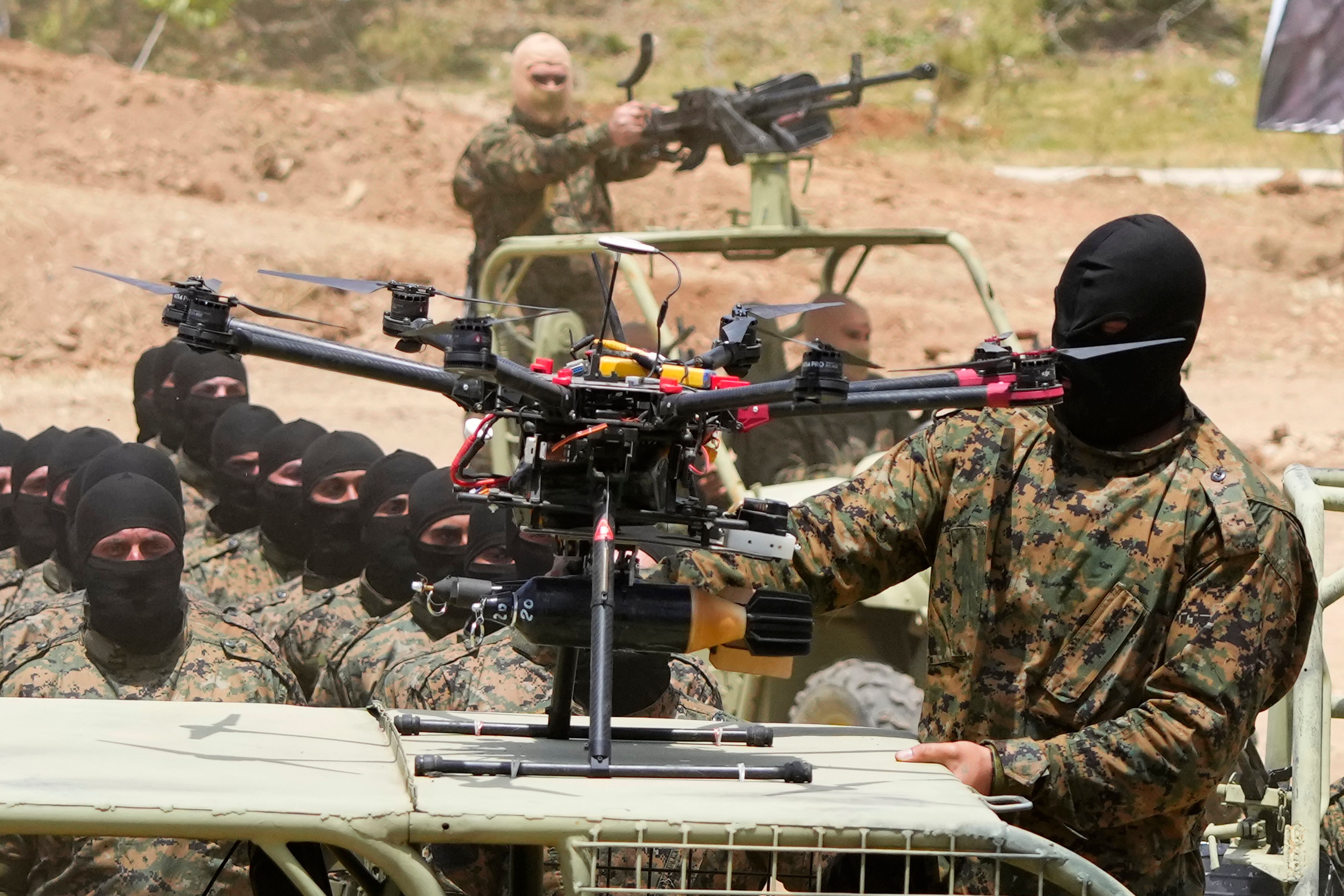 Un combatiente de Hezbollah junto a un dron armado durante un ejercicio de entrenamiento en la aldea de Aaramta en el distrito de Jezzine, en el sur del Líbano, el 21 de mayo de 2023. (Foto AP/Hassan Ammar, Archivo)
