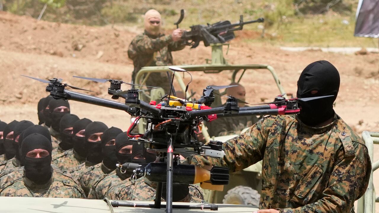 Un combatiente de Hezbollah junto a un dron armado durante un ejercicio de entrenamiento en la aldea de Aaramta en el distrito de Jezzine, en el sur del Líbano, el 21 de mayo de 2023. (Foto AP/Hassan Ammar, Archivo)