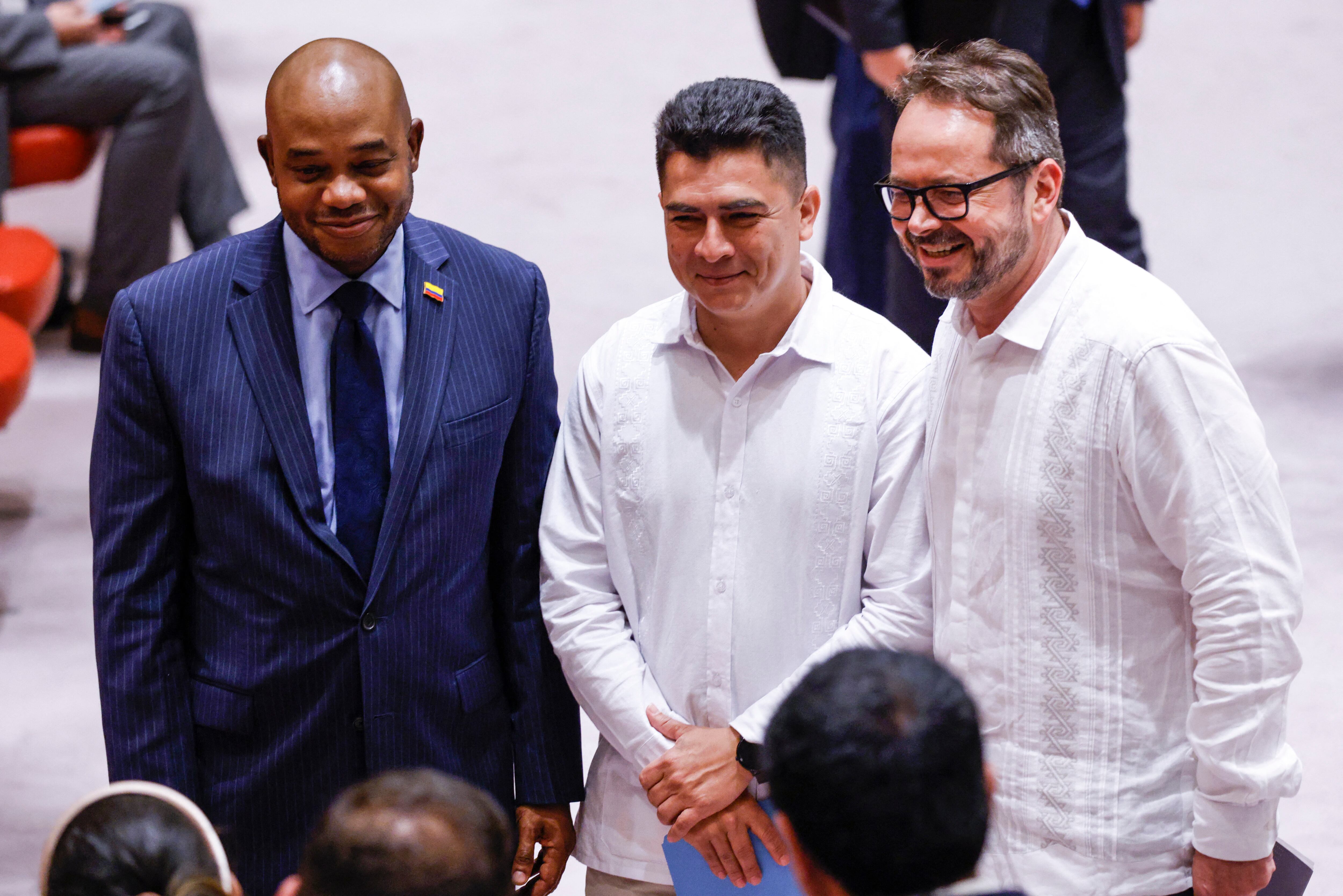 El ex guerrillero colombiano Diego Ferney Tovar (C) y Carlos Ruiz Massieu (R), Representante Especial para Colombia y Jefe de la Misión de Verificación de las Naciones Unidas en Colombia, asisten a la sesión del Consejo de Seguridad de la ONU sobre el progreso del proceso de paz colombiano en la sede de la ONU en Nueva York el 11 de julio de 2024. (Foto de KENA BETANCUR / AFP)