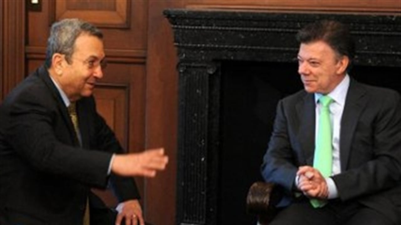 El ministro de Defensa de Israel, Ehud Barak, mientras habla con el mandatario de Colombia, Juan Manuel Santos, durante su encuentro en la Casa de Nariño en Bogotá.
