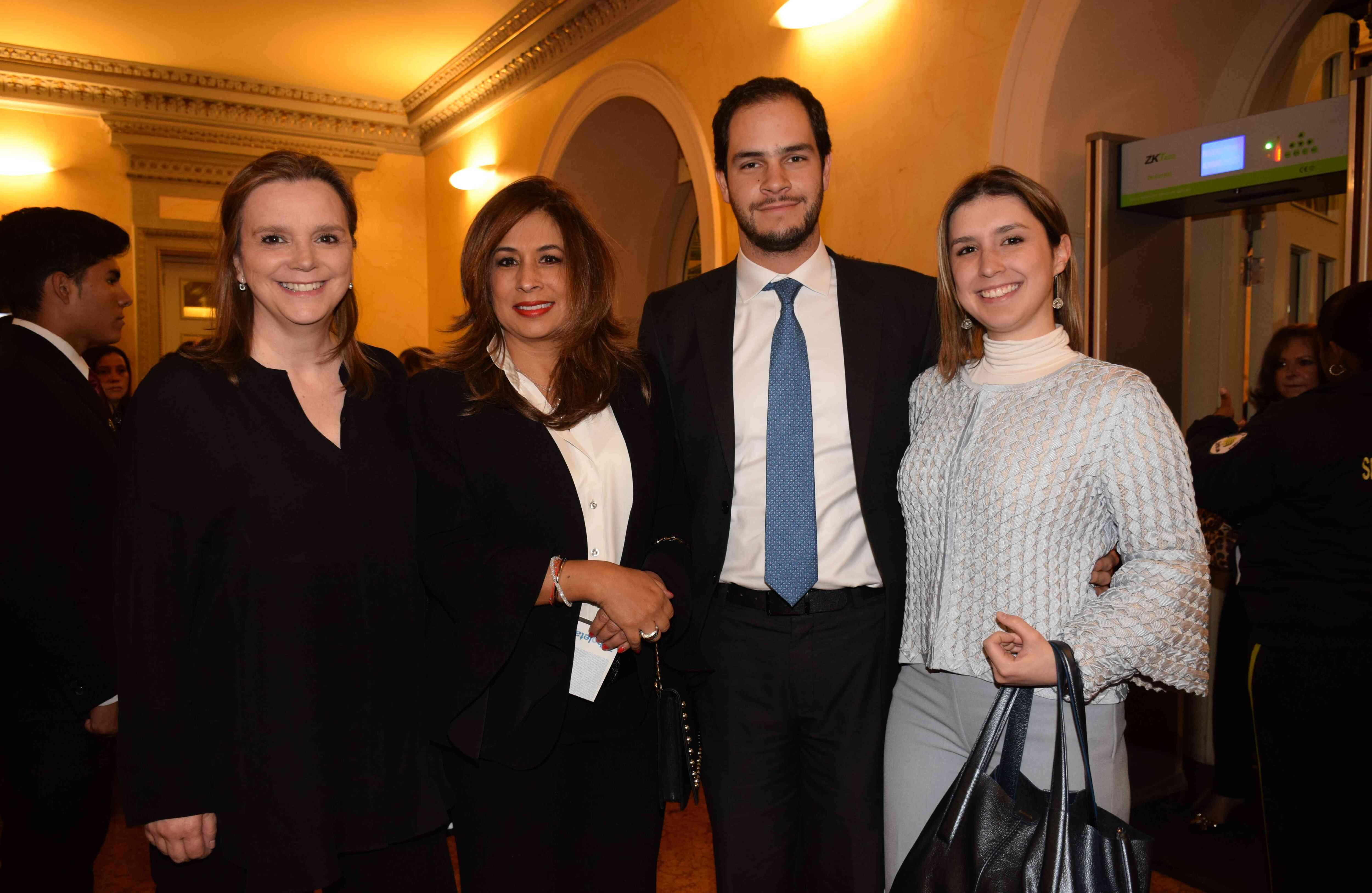 María José Caro, Patricia Méndez, Tomás Bradford y Virginia Upegui.