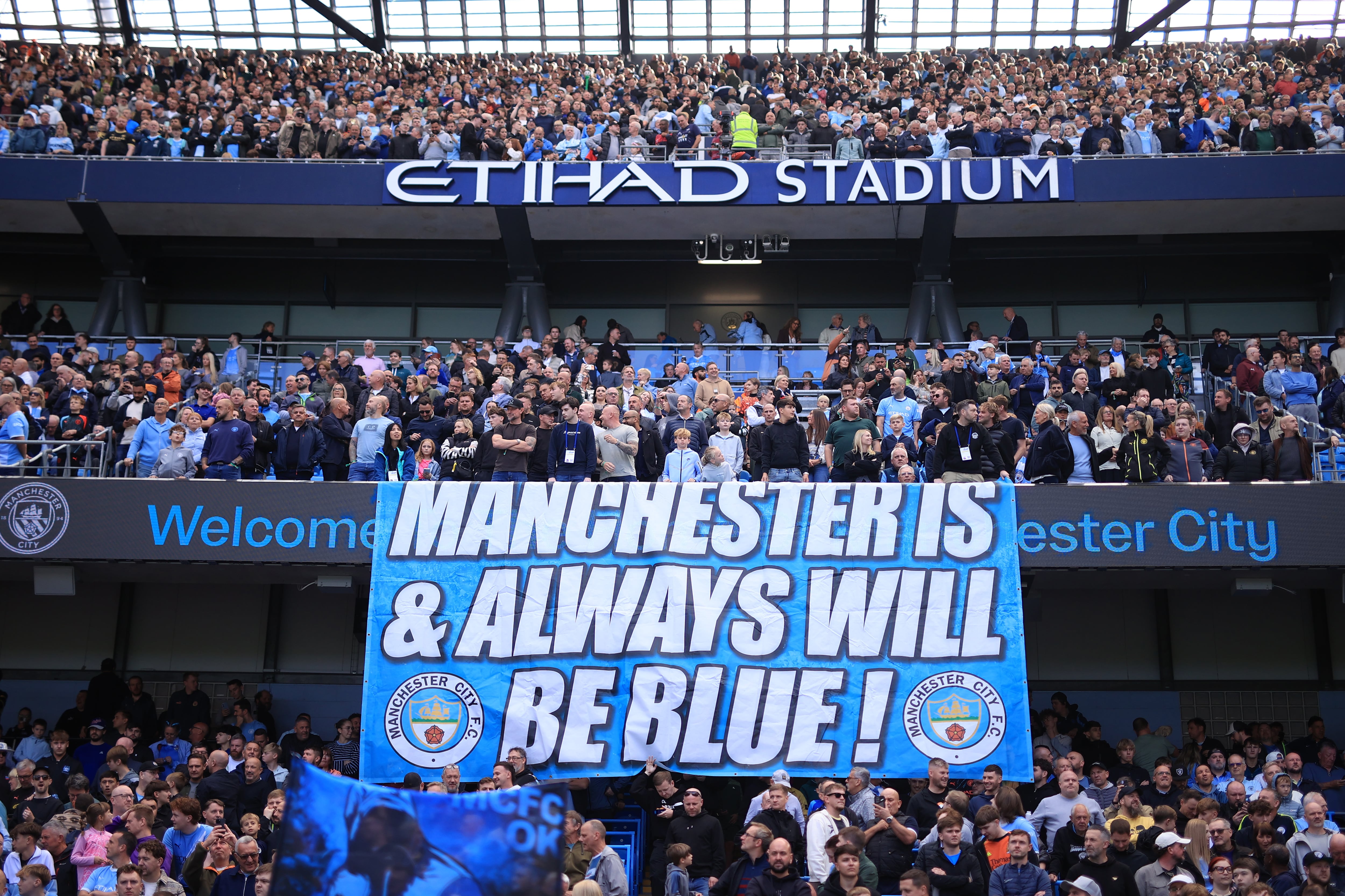 Una tribuna del estadio del Manchester City con su hinchada en el estadio de Etihad