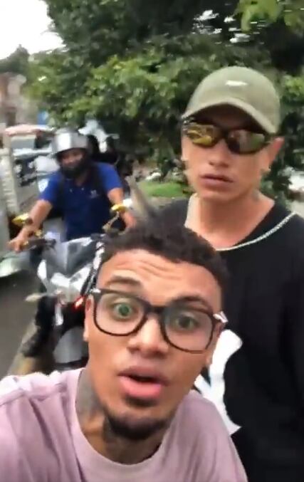 El sujeto le pide de forma amable a los motociclistas que no invadan la ciclorruta