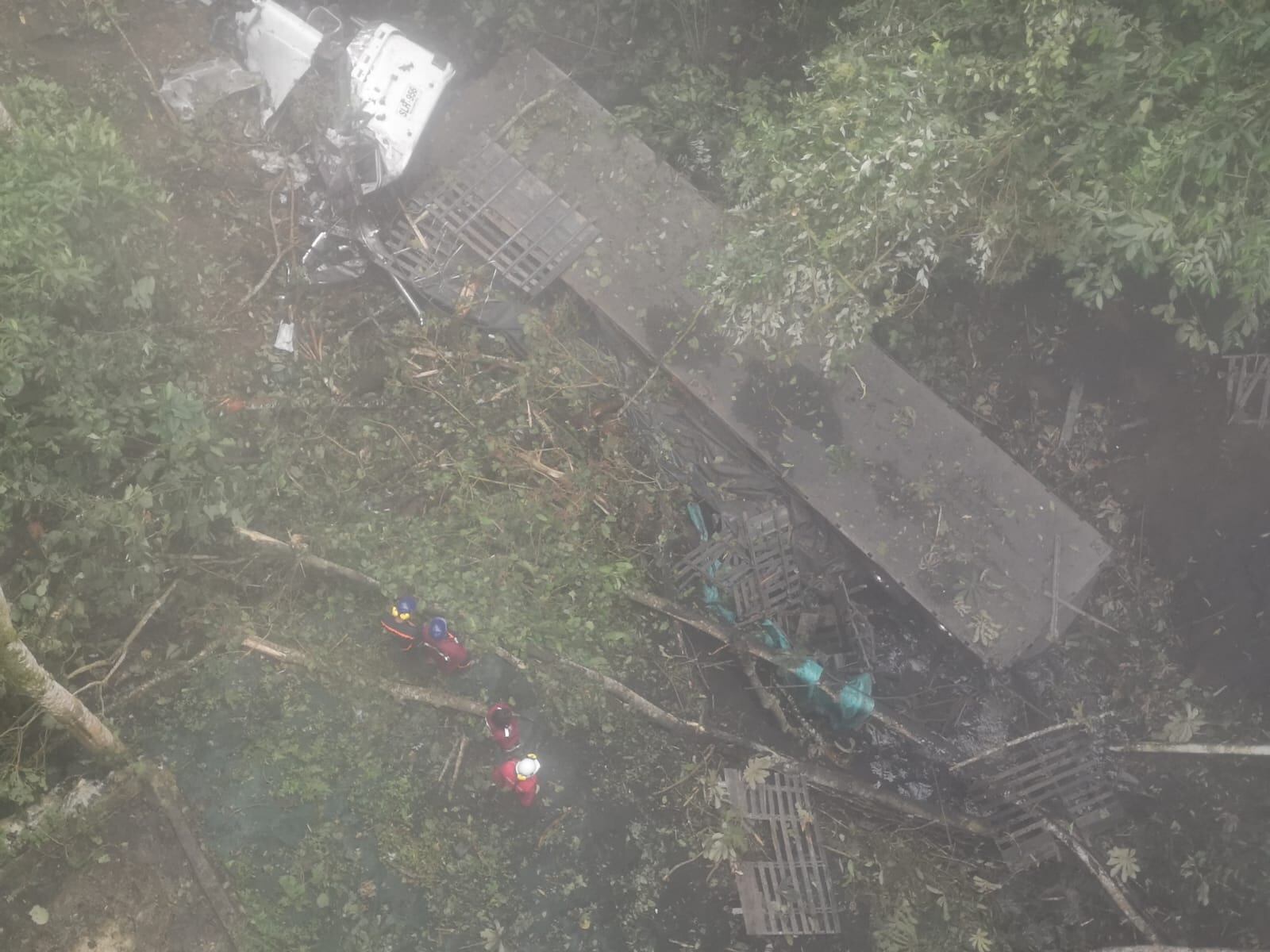 El tractocamión cayó a la quebrada San Rafael