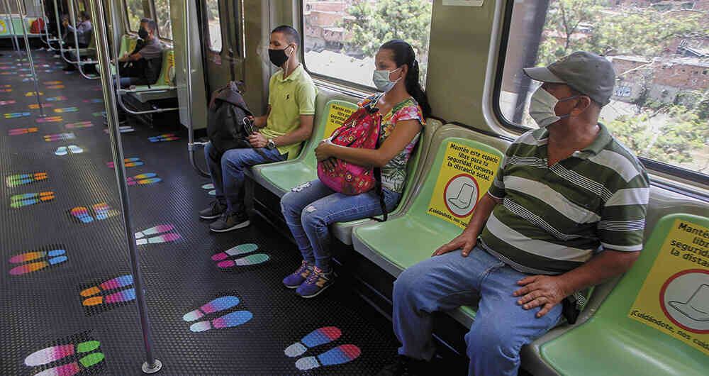 Las guías de ubicación del Metro de Medellín fueron intervenidas por artistas urbanos.