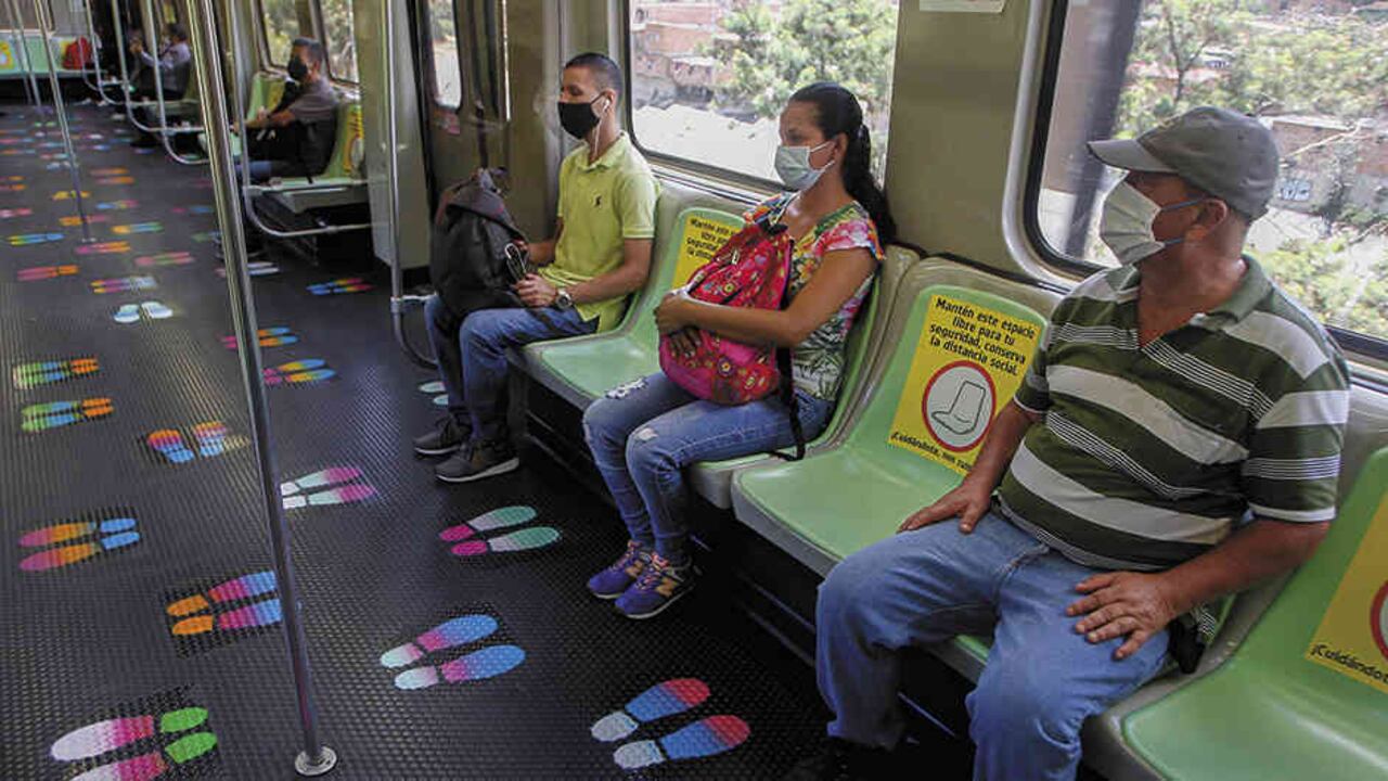 Las guías de ubicación del Metro de Medellín fueron intervenidas por artistas urbanos.