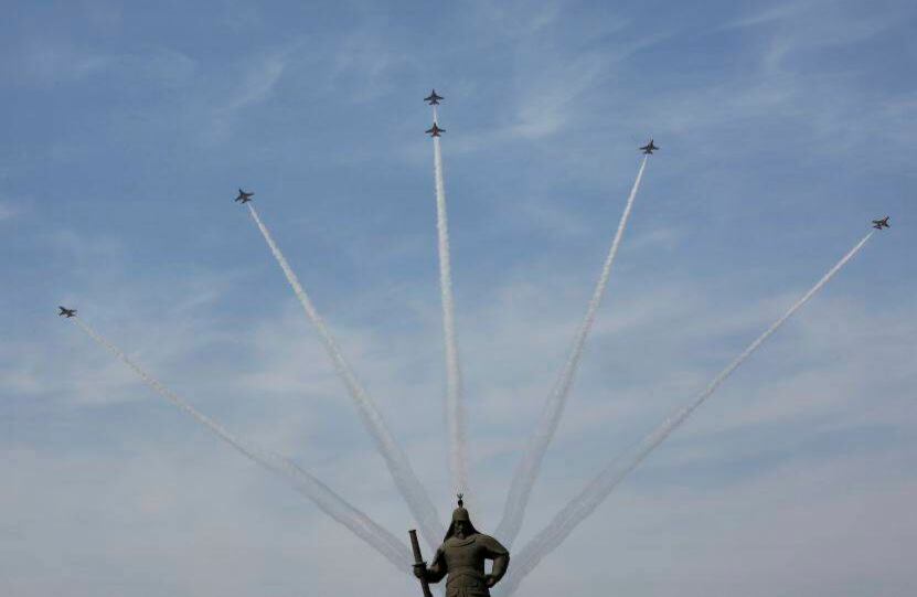 El equipo de vuelo acrobático de las Águilas Negras de Corea del Sur realiza durante un ensayo para la próxima ceremonia que conmemora el centenario del movimiento por la independencia del dominio japonés. Los aviones sobrevuelan la estatua del almirante Yi Sun-sin. FOTO: Ahn Young-joon/AP