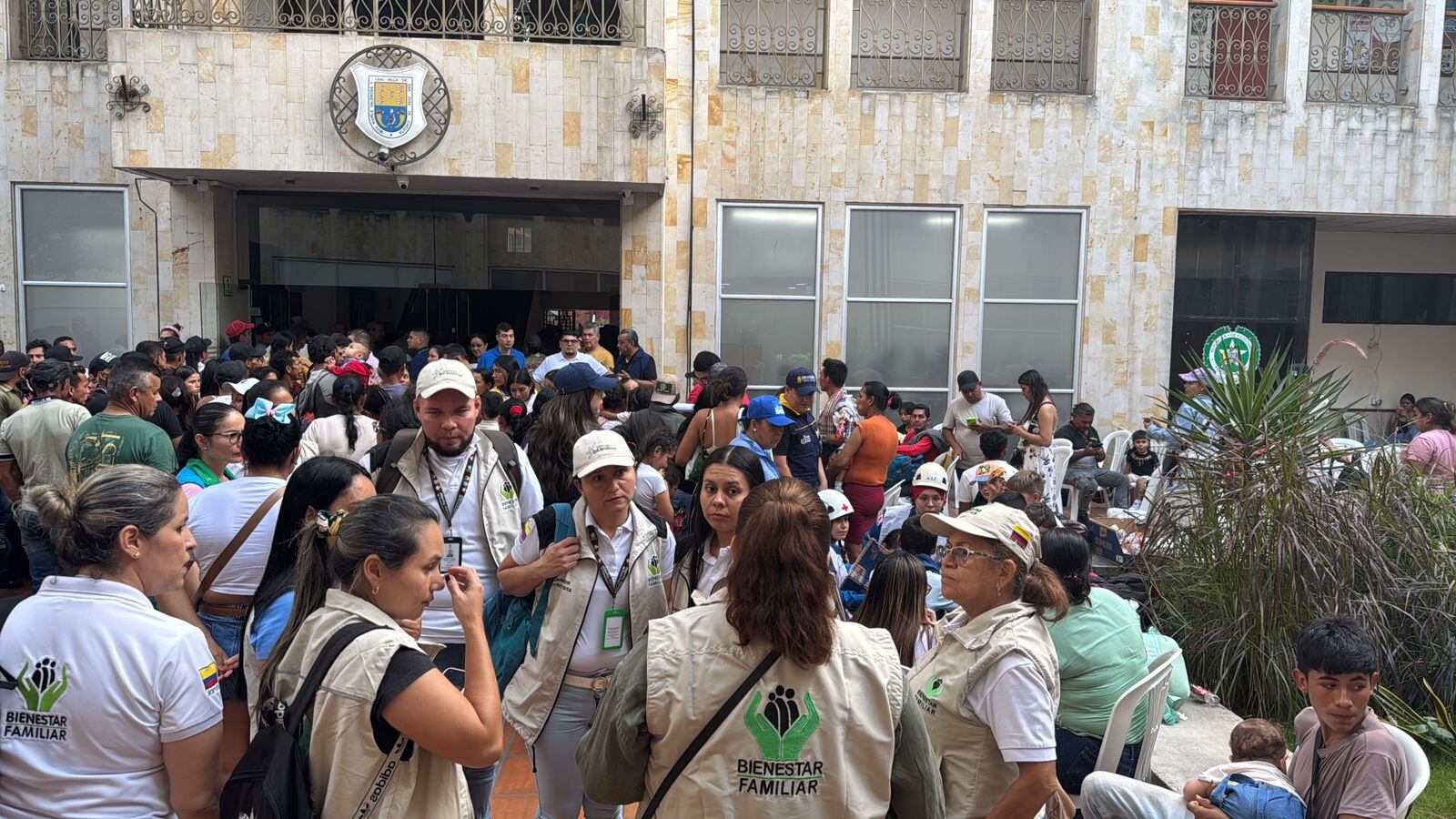 Familias desplazadas del Catatumbo son atendidas por representantes de la Defensoría del Pueblo.