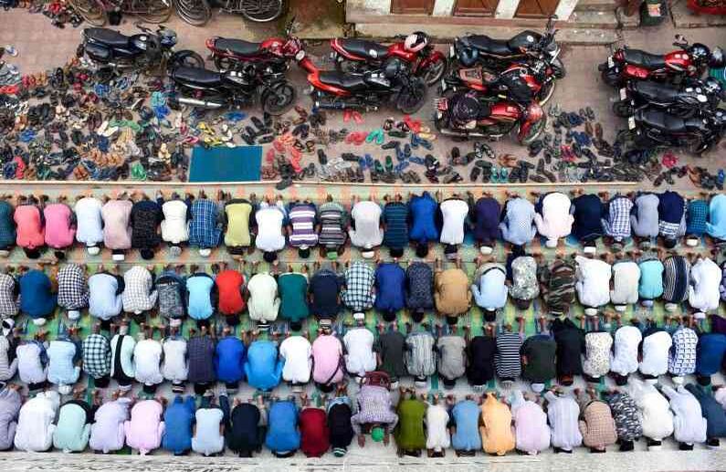 31 de mayo - Los musulmanes de todo el mundo participaron en las oraciones del viernes antes del festival Eid al-Fitr que marca el final del mes de ayuno de Ramadán. FOTO: STR / AFP