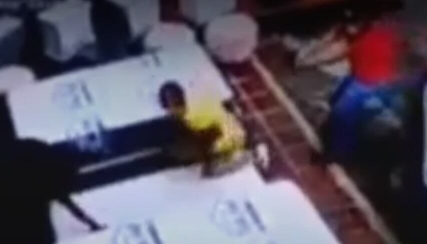 El hombre fue ultimado cuando probaba un colchón.