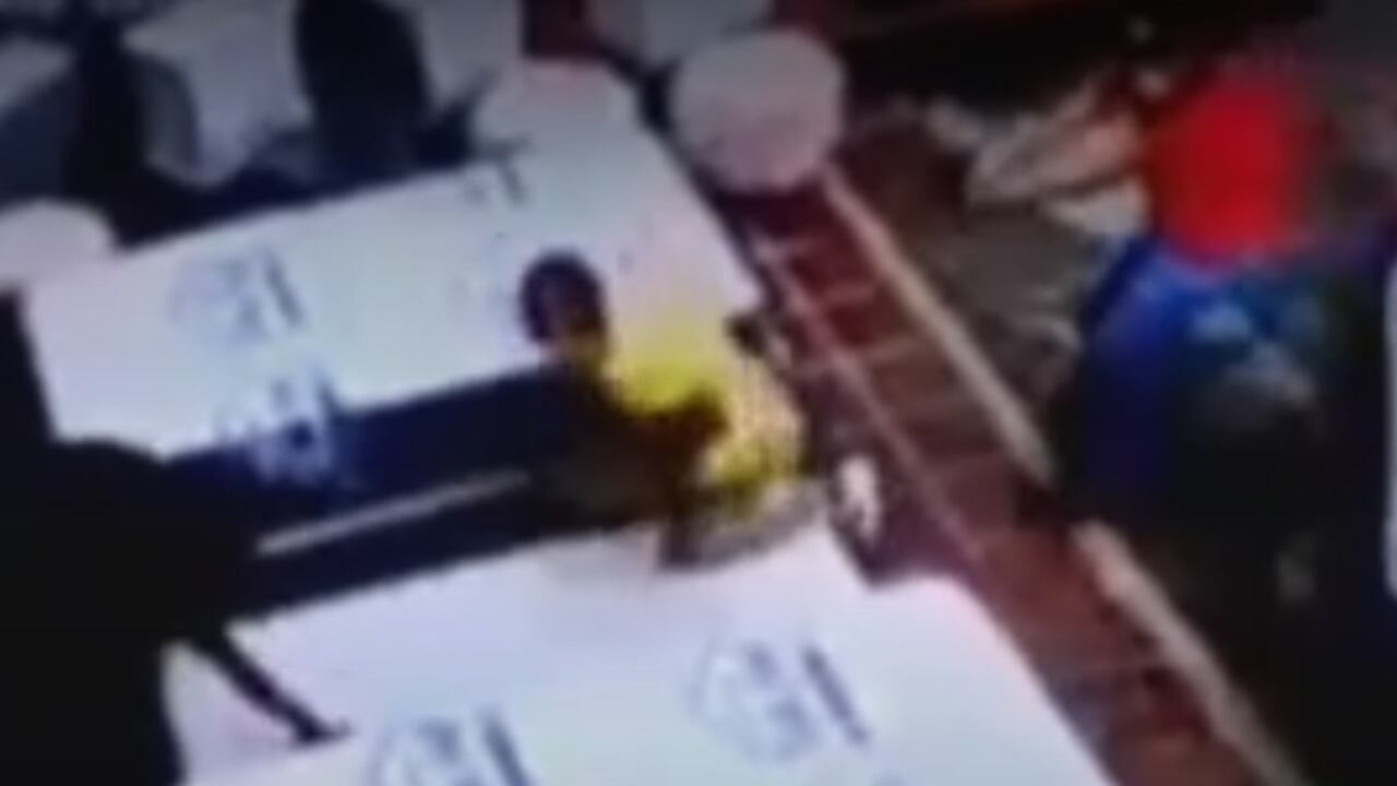 El hombre fue ultimado cuando probaba un colchón.